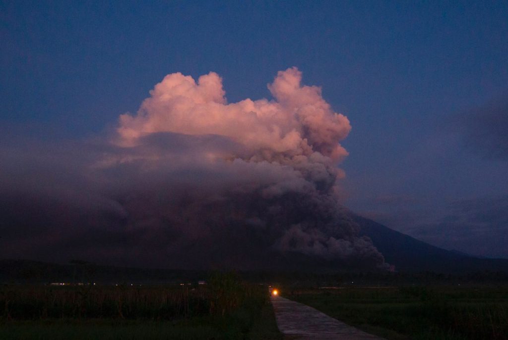 印度尼西亚塞梅鲁火山发生大规模喷发-弦外音