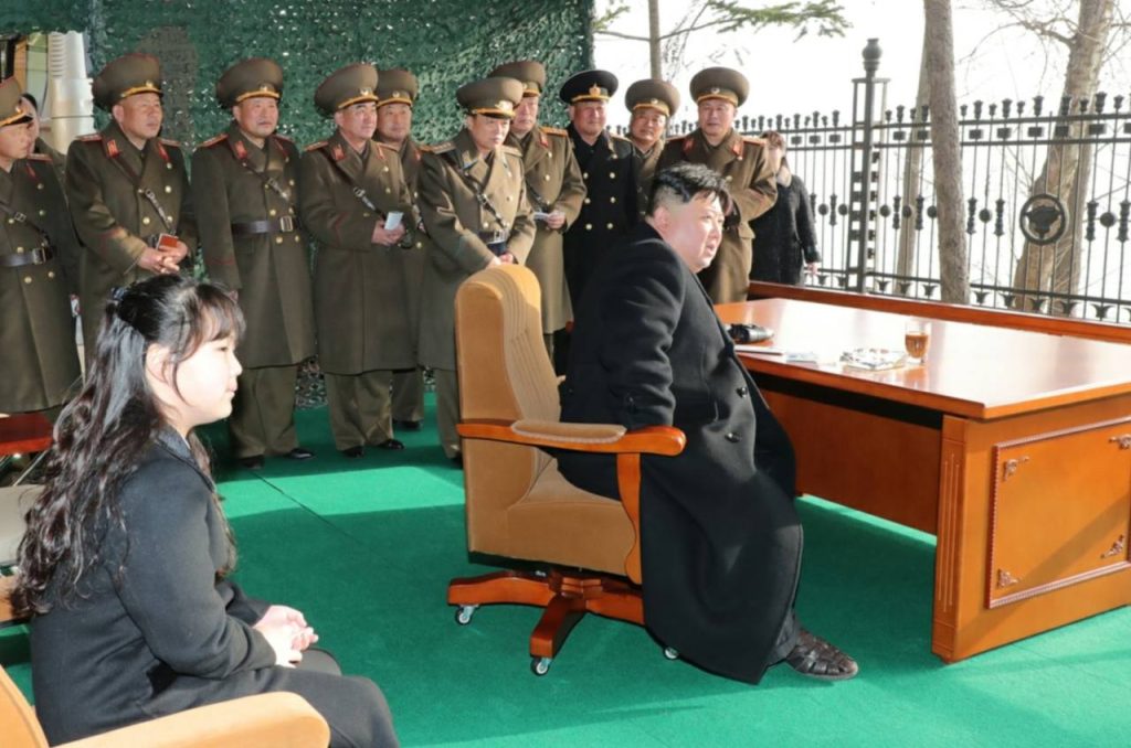 图片[1]-朝鲜领导人金正恩现场指导模拟袭击韩国机场突击演习-弦外音